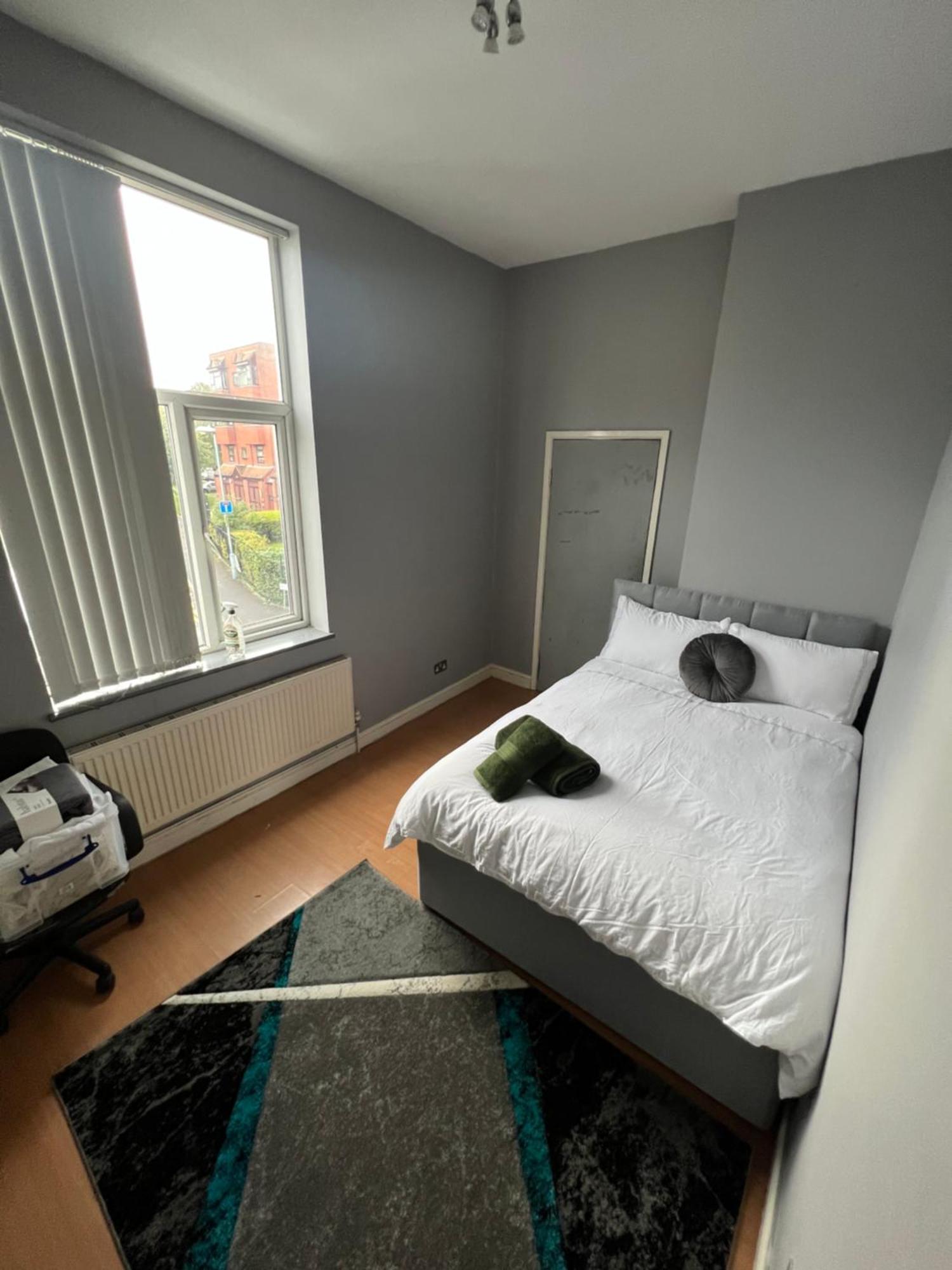 3 Bedroom 3 Bed Apartment *